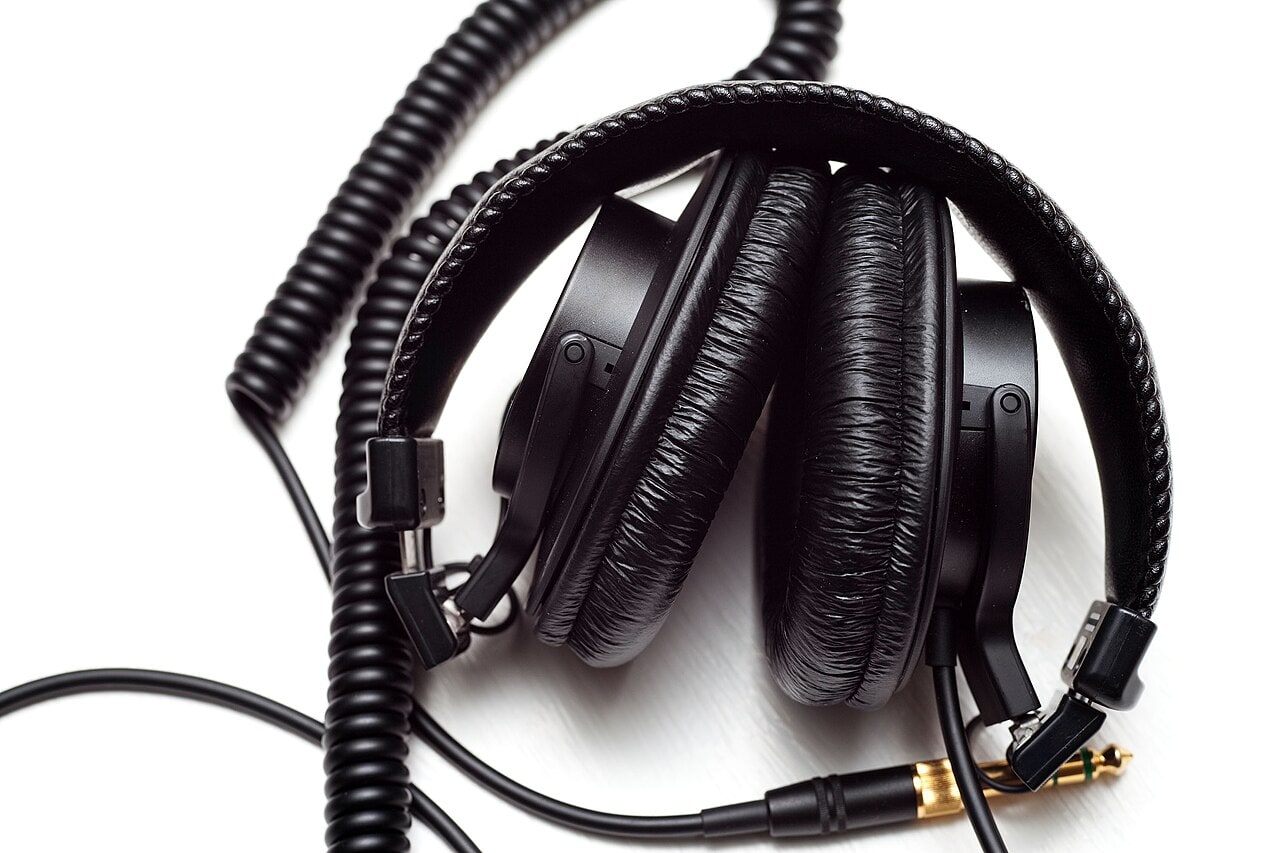 Sony MDR-7506 Stowed 7617.jpg