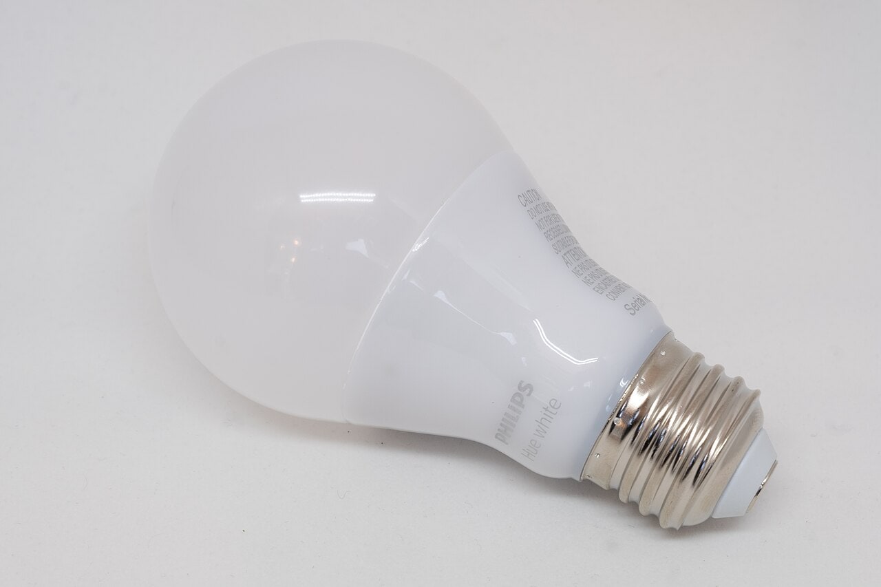 Philips Hue white bulb - June 2018 (1944).jpg